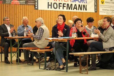 MdL Anneke Graner (1. von links) besucht Maikundgebung des DGB auf dem Hopfenberg